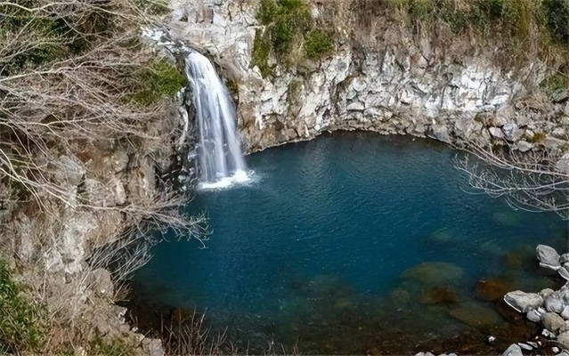 浙江大龙湫瀑布现神秘“龙眼”，网友热议：双眼皮奇观！