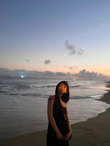 海南旅游偶遇明星！赵露思摆摊卖蛋烘糕，生活记录新视角