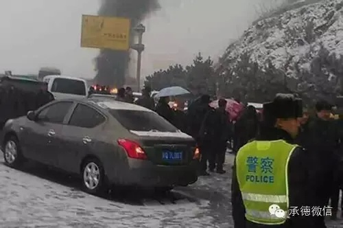 交警巧施策，冰坡逐车放行，科目二再现排队奇观！