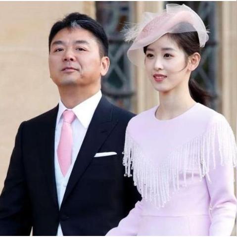 刘强东章泽天牵手亮相达沃斯，共绘商业新篇章