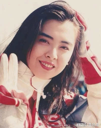 58岁王祖贤气质新突破，优雅撩发引热议，魅力再现！