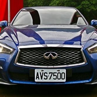 自卑蜕变女王：混血熟女赛车传奇风采