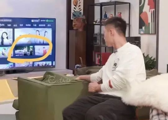 直播意外！女演员激情戏被撞见，父母目睹场面引发社会热议，直播新高度！