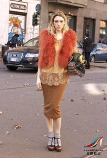 巴黎街头大表姐玩火！透视装配皮草，身材绝了，时尚魅力尽显