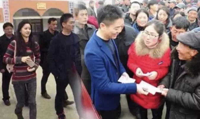 光明村高考奇迹：刘强东送年货，全村凑鸡蛋助梦成真