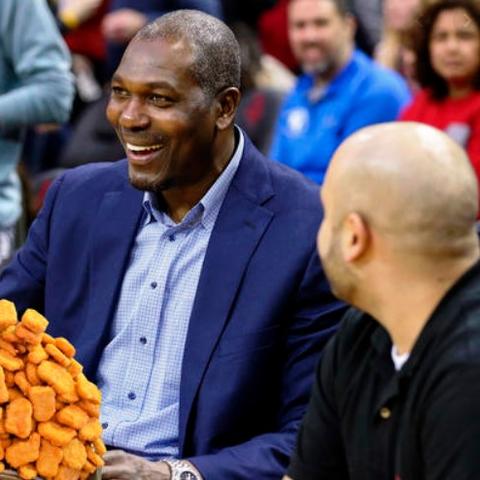 麦当劳员工玩手机事件：麦乐鸡盒已废弃，门店全面消毒升级