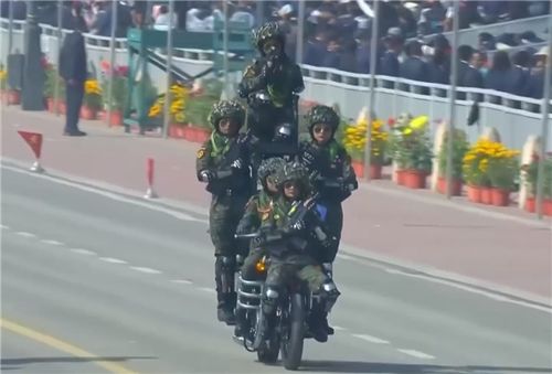 女兵摩托叠墙新突破：42精英共筑国防新篇章