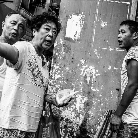 顾客退货包裹里惊现神秘两元，店主首次揭秘幕后真相