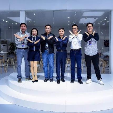 何小鹏飞行汽车惊艳亮相年会，高颜值美女司机护航引关注