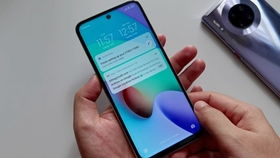 折叠屏东北遇冷碎碎冰，网友惊呼手机屏冻裂新体验