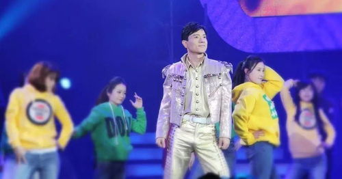 马化腾激情献唱引燃团队，高管红围脖亮相展新风采