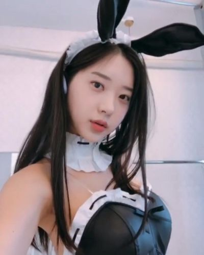 申才恩浴室写真曝光：蕾丝吊带黑裙秀绝美身材，惊艳众人