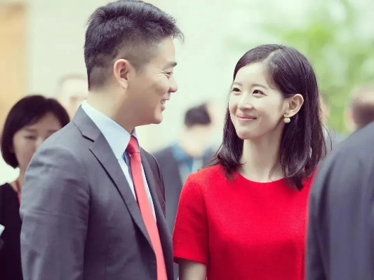 刘强东父母光明村过年，儿媳大衣显温馨朴实新风尚