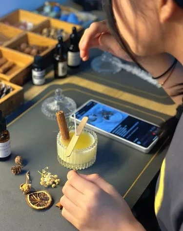 沉浸调香艺术，打造个性香氛品牌，开启《香氛工坊经营传奇》！