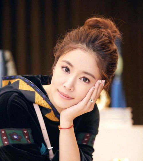 48岁黄奕素颜亮相晚会，无妆状态引发热议，展现真实魅力