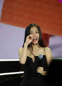 童瑶穿20年前古董礼服炸场！游戏玩家视角，这才是绝版时装的终极浪漫？