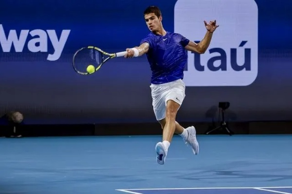 明星网球对决，苦练技术成就网球达人