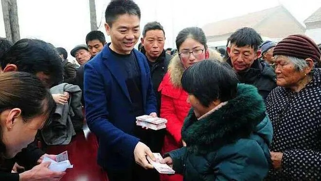 刘强东持续千万回馈，光明村大爷感恩鸡蛋传奇
