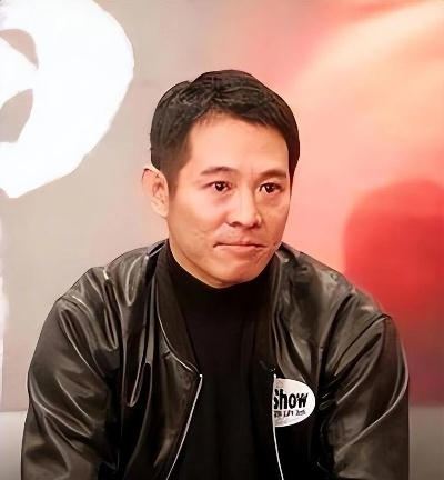 李连杰红围巾亮相，《源力江湖》短剧开机盛典震撼启幕！