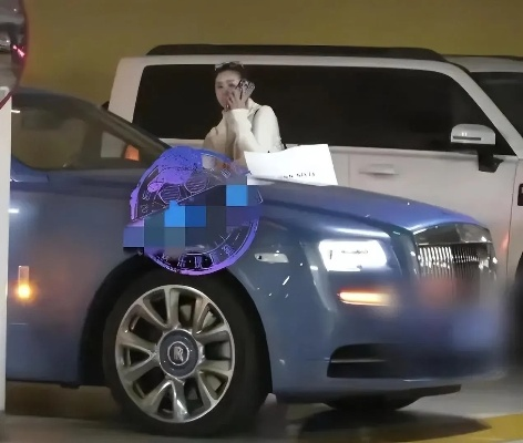 金晨深夜练车开百万玛莎拉蒂，豪车龟速挪行引关注