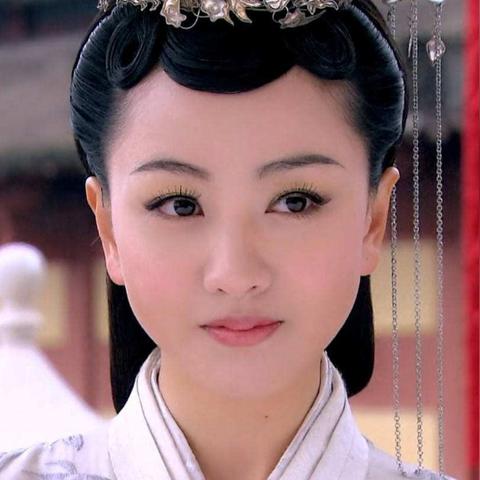 金晨深夜练车开百万玛莎拉蒂，豪车“龟速挪行”引关注