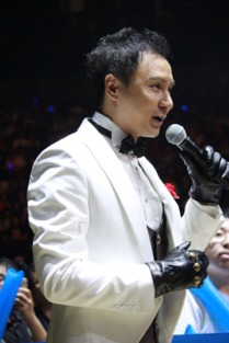 周杰伦陈奕迅王俊凯澳网齐聚，罕见同框一幕：明星美食互动新风尚