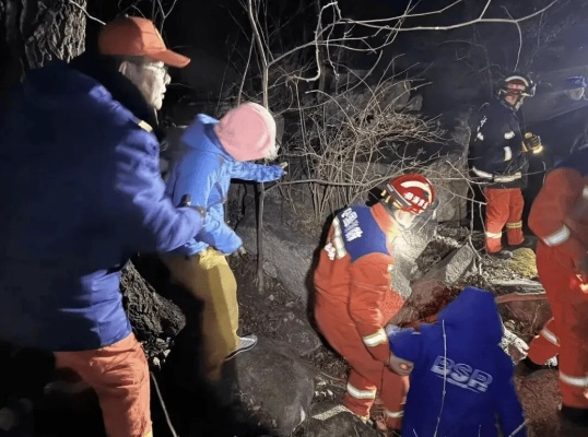 紧急求生！为何爬山遇荒野，烤肠难觅速速回程寻救？