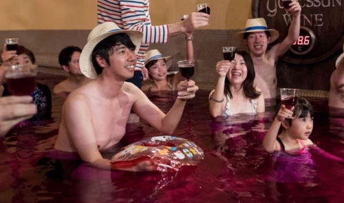 全球首映狂热爆表！性感小丑女《呼啸山庄》引热议，魅力值飙升！