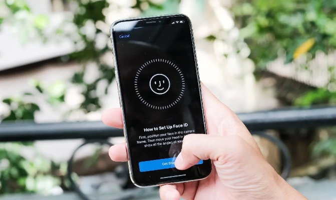 iPhone Fold革新揭秘：FaceID取消，音量键变身新交互体验