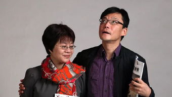 61岁李国庆夫妻平板支撑3分钟，硬核挑战展现惊人耐力