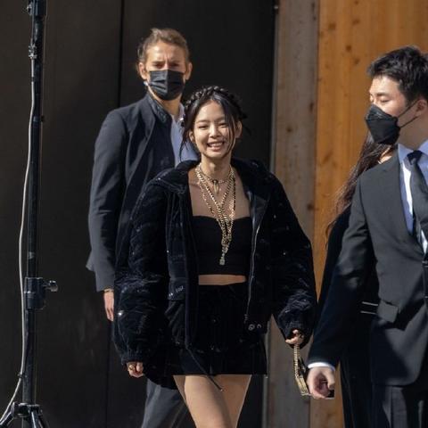 韩星权志龙亲密互动引热议，中国女演员坐大腿场面引网友热议