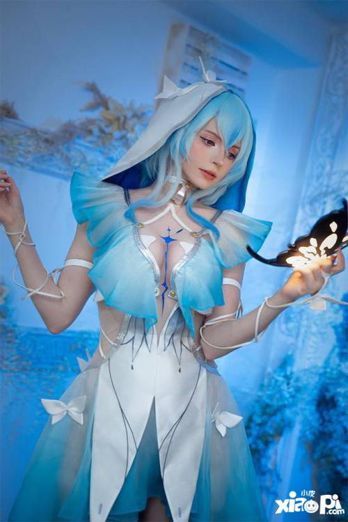 祖父离世催泪改写，碍事梨体模cos惊艳回归，情感共鸣新篇章