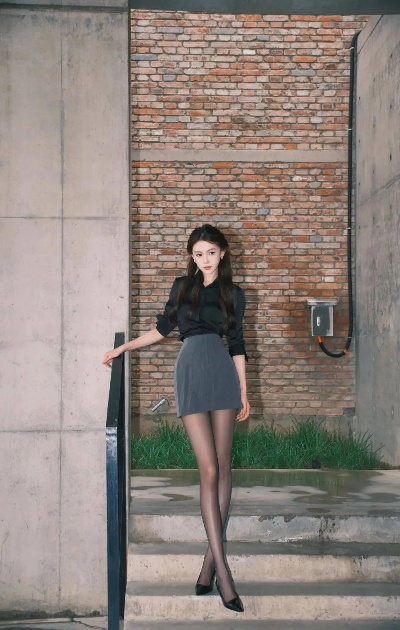 黑丝OL风潮来袭，Yasal玉足白皙引热议，时尚起飞谁主沉浮？