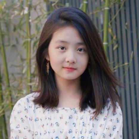 20岁黄多多自拍曝光，温婉文艺气质尽显新风尚