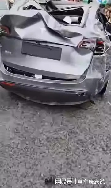 特斯拉Model Y车祸悲剧：车门难开致年轻生命陨落