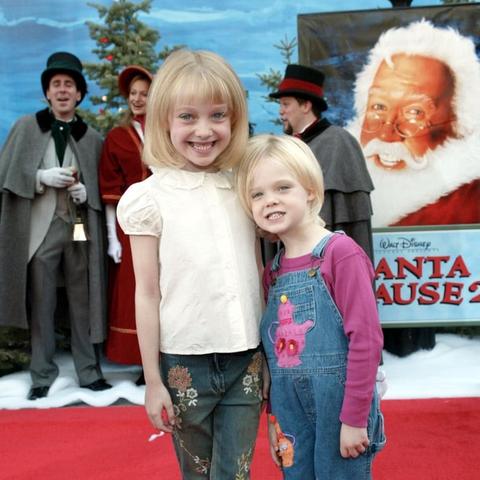 艾丽·范宁写真曝光：白皙肌肤映衬智慧光芒