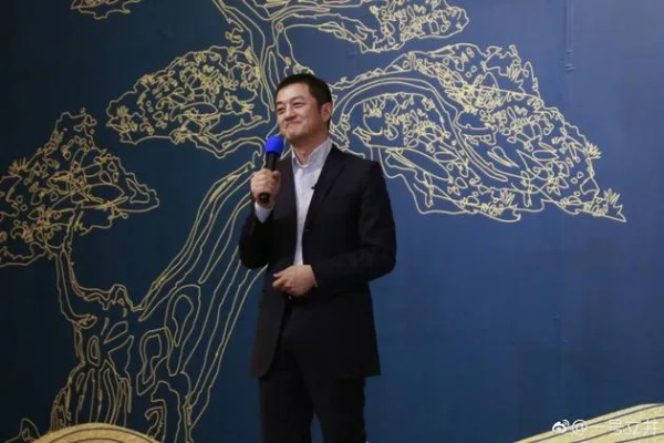 哽咽致谢捐款者，李亚鹏坚信共渡难关显大爱