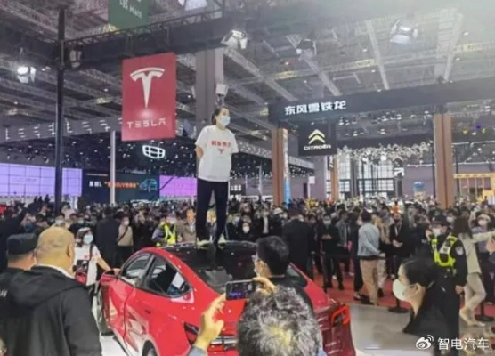 特斯拉车主遭小米车主围堵，车企高管怒回应：冲突背后有何隐情？
