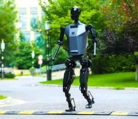 人形机器人IRON全面进化：造型、硬件、算法升级，人形奥秘大揭秘！