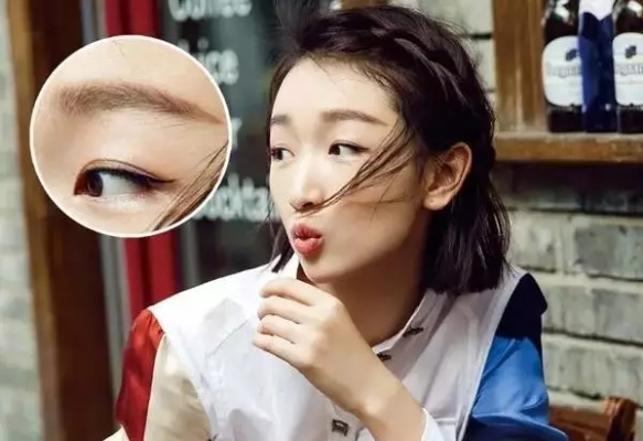 周冬雨眼眸放大揭秘：认真贴假睫毛成就新风采