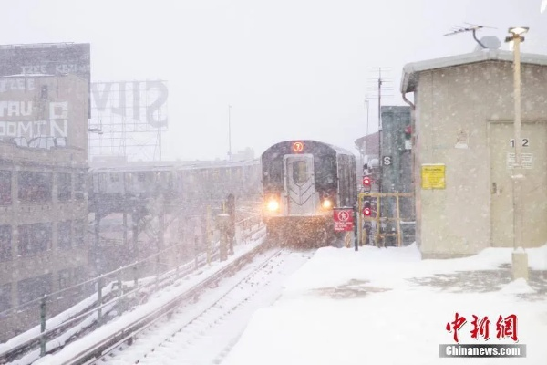 纽约暴雪肆虐！冰雪封冻车厢惊现雪国列车景象