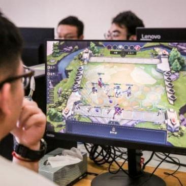 闪炫操作真能碾压全段位？MOBA/FPS跨品类实战爆杀逻辑拆解