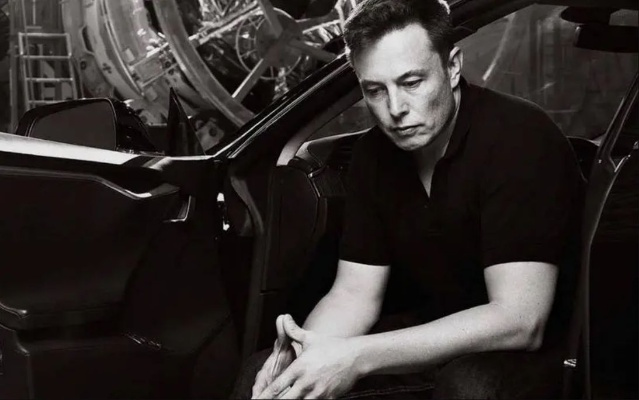 特斯拉避摩托险，马斯克亲述生死边缘惊魂经历