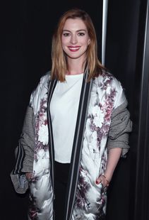 43岁安妮·海瑟薇纽约时装周惊艳亮相，时尚新标杆诞生