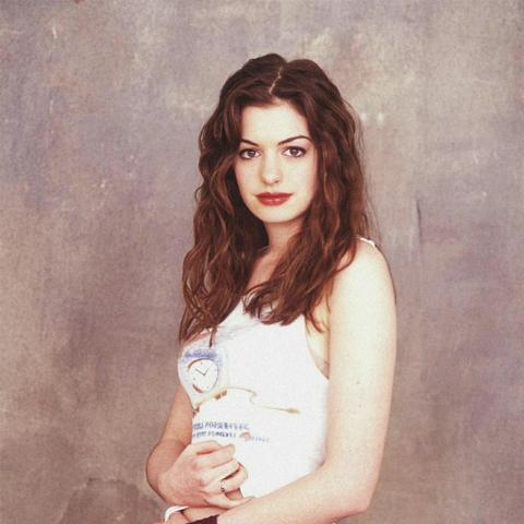 43岁安妮·海瑟薇纽约时装周惊艳亮相，时尚新标杆！