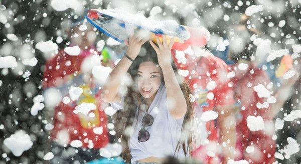 湿身瞬间！带派拍照姿势揭秘，解锁夏日魅力新姿势