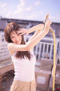 湿身瞬间！带派拍照姿势新揭秘，解锁夏日魅力新姿势