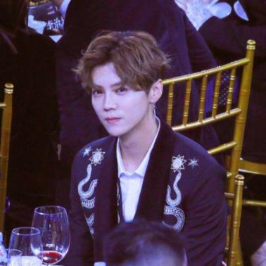 骚白开播10分钟破手游直播世界纪录？拆解可复制的流量&操作逻辑