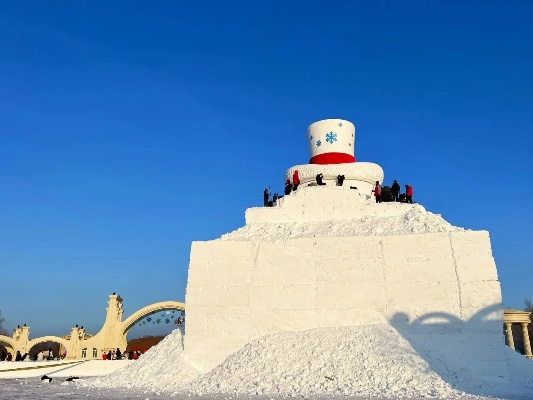哈尔滨“雪王”18米巨像拆除，再现冬日冰雪新魅力