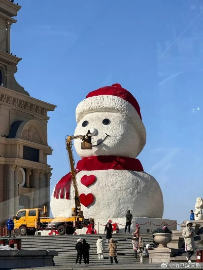 突发！哈尔滨‘雪王’18米巨像拆除，冬日狂欢新地标诞生